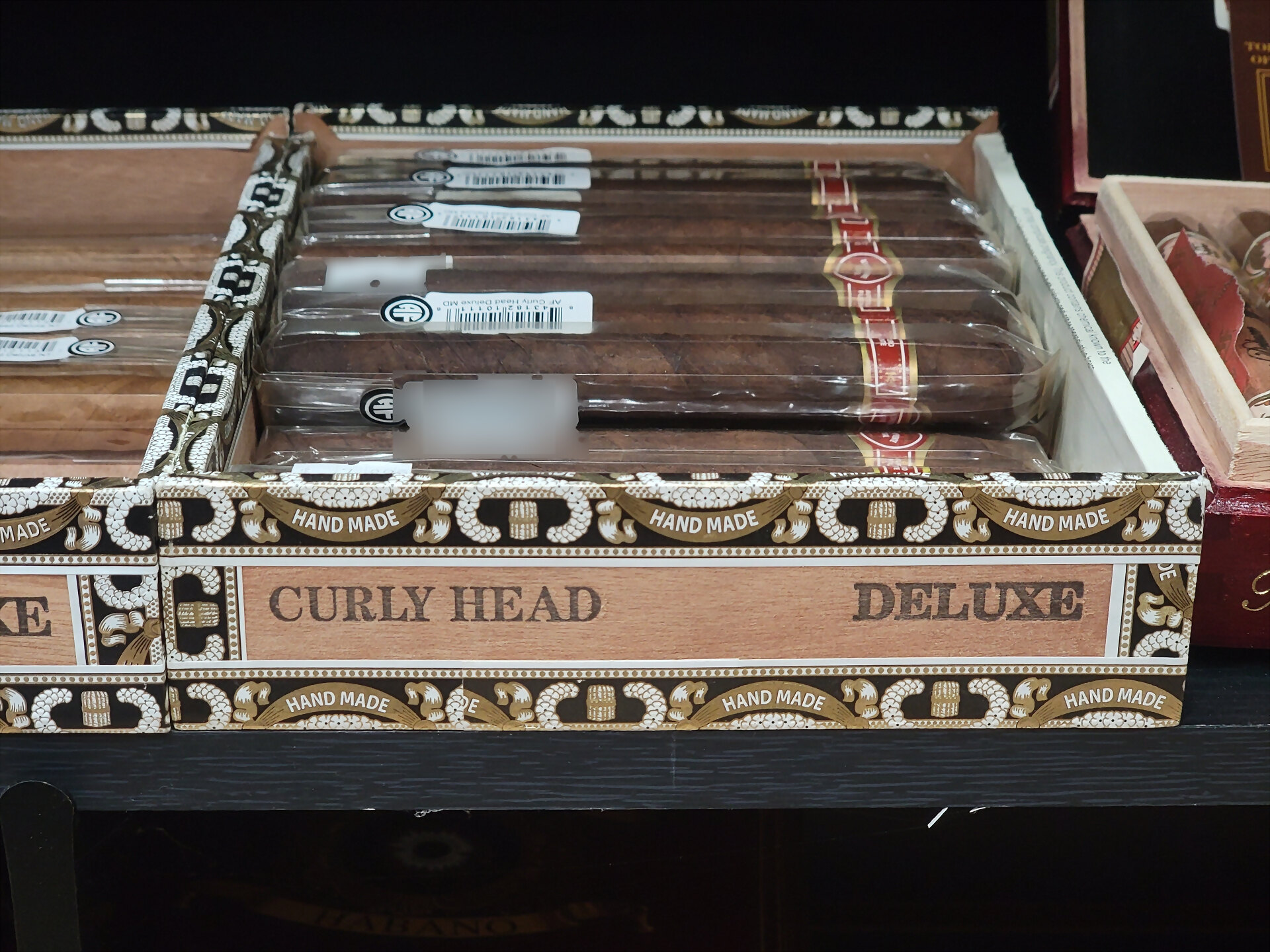 The Curly Head Deluxe box from above, cellophaned cigars laid in a single row