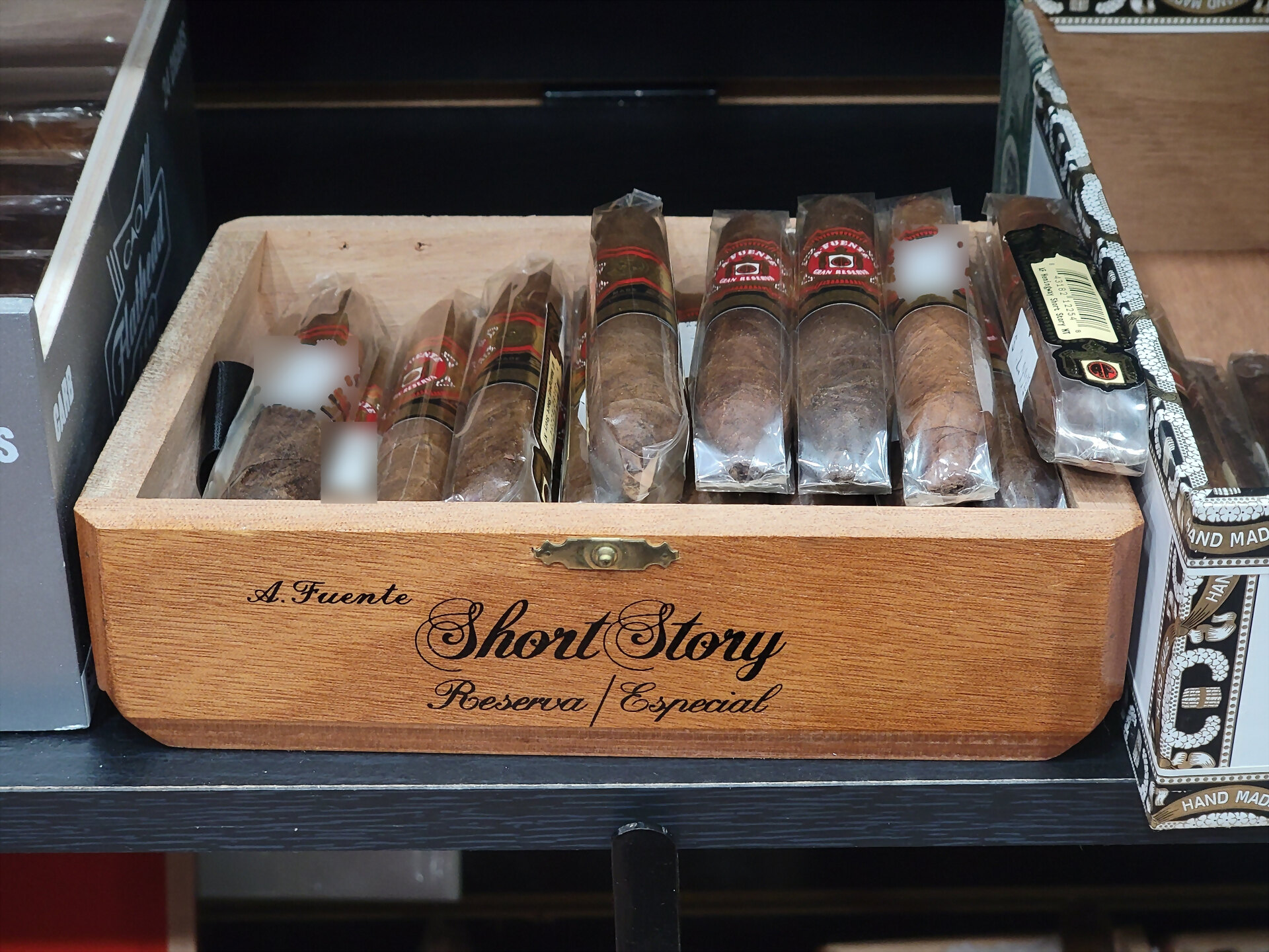 An Arturo Fuente Hemingway Short Story box, Reserva Especial across the front rail