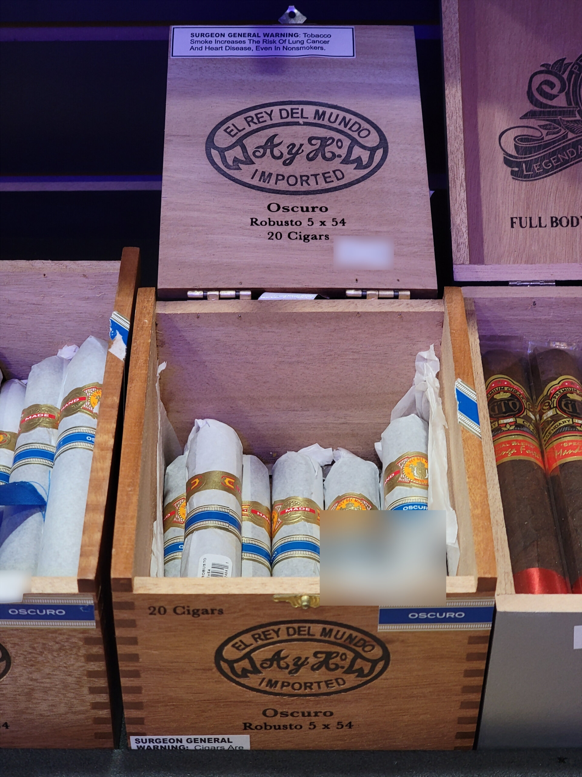 An El Rey del Mundo Oscuro box, Robusto 5 x 54 printed under the A y H oval
