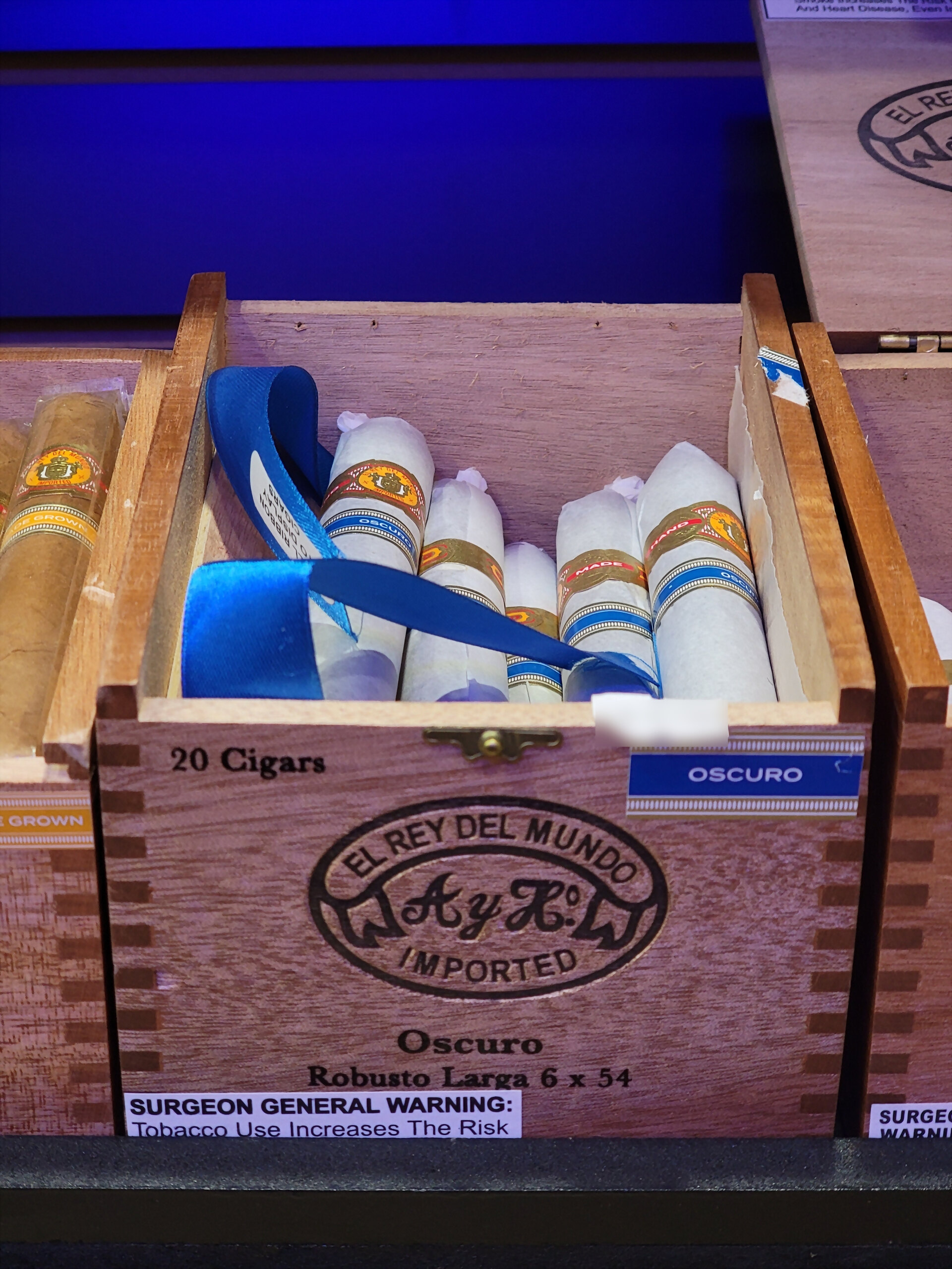 An El Rey del Mundo Oscuro box, Robusto Larga 6 x 54 and a blue OSCURO tab on the front