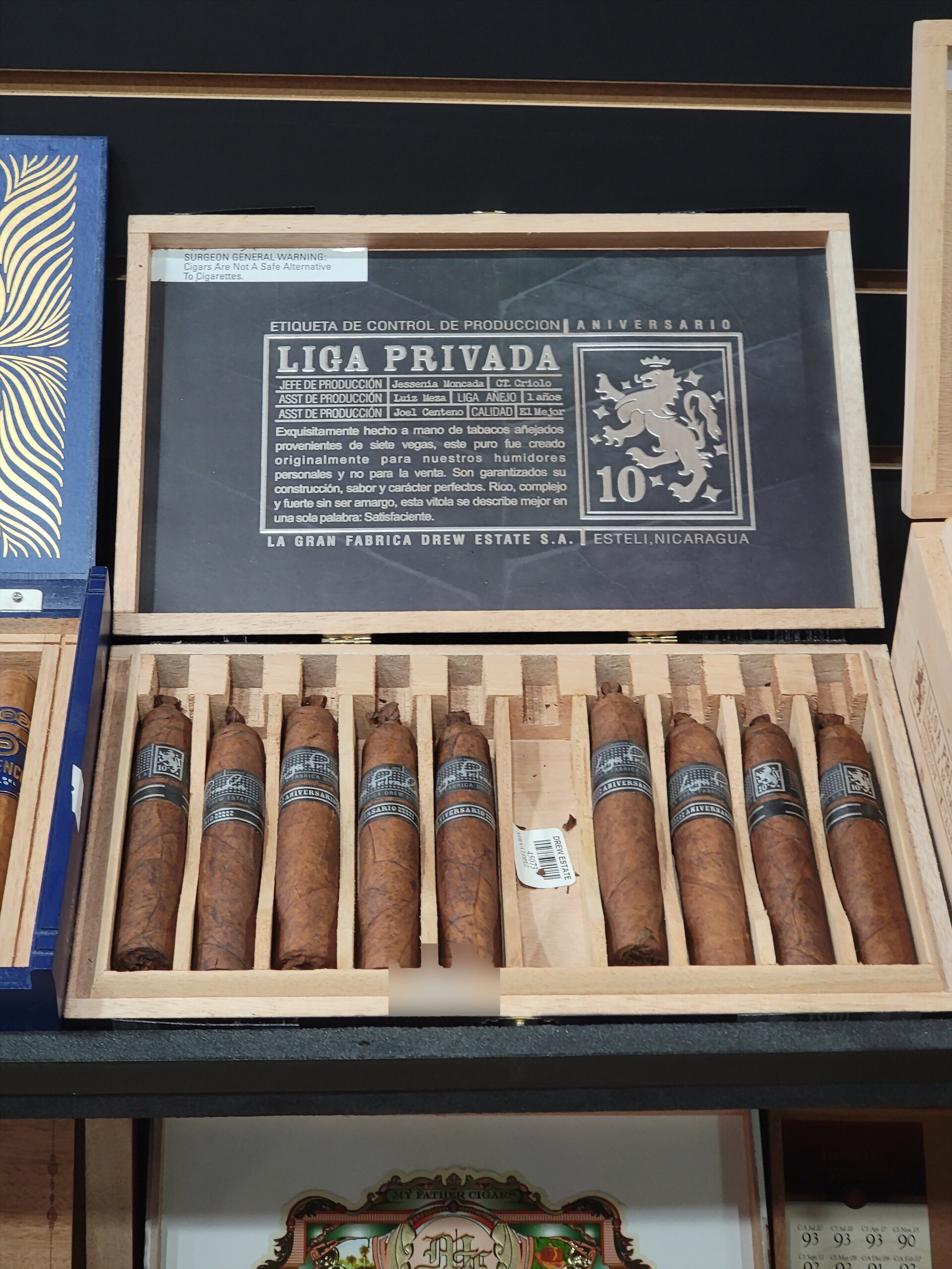 A Liga Privada Aniversario box open, the production label and lion crest visible inside the lid